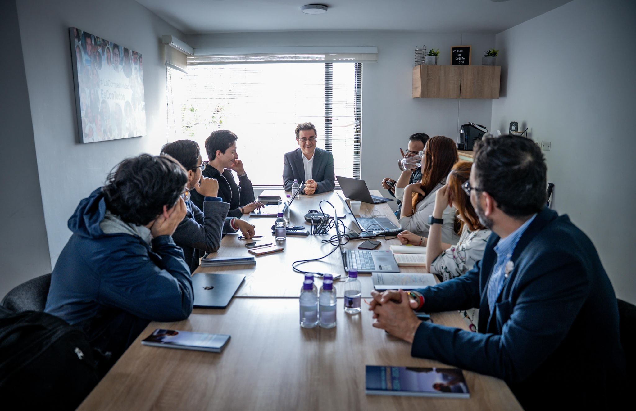 Reunión de trabajo con varias personas en una sala de conferencias
