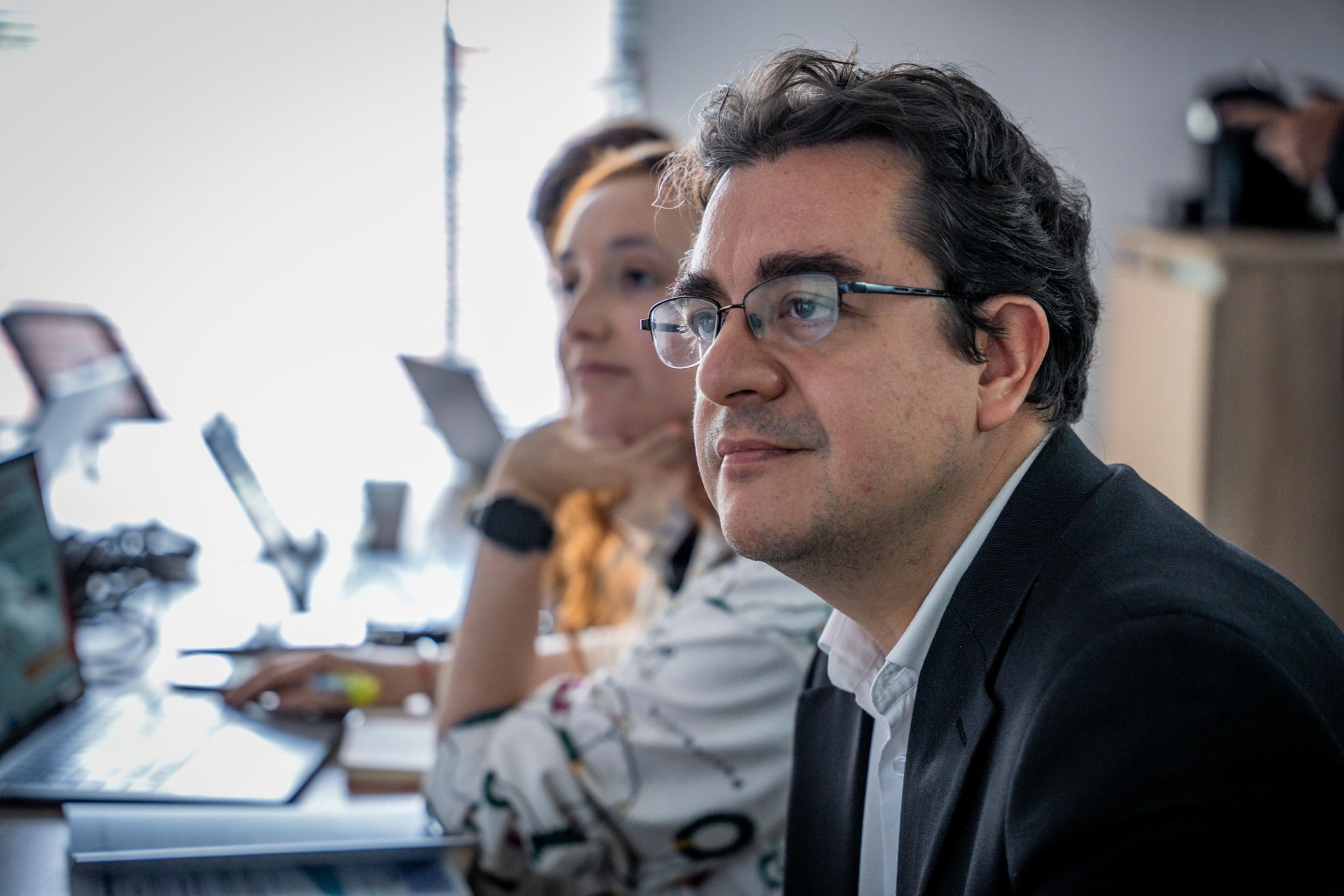 Persona atenta durante una reunión en oficina