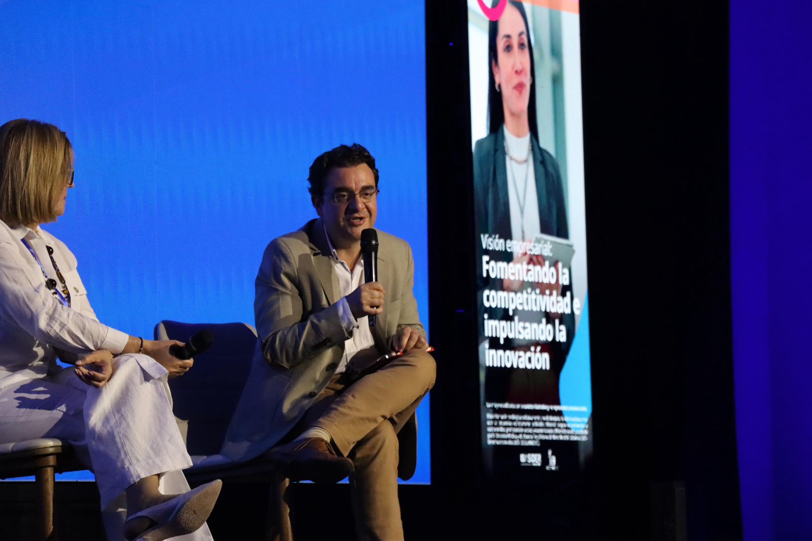 Personas participando en un conversatorio sobre competitividad e innovación