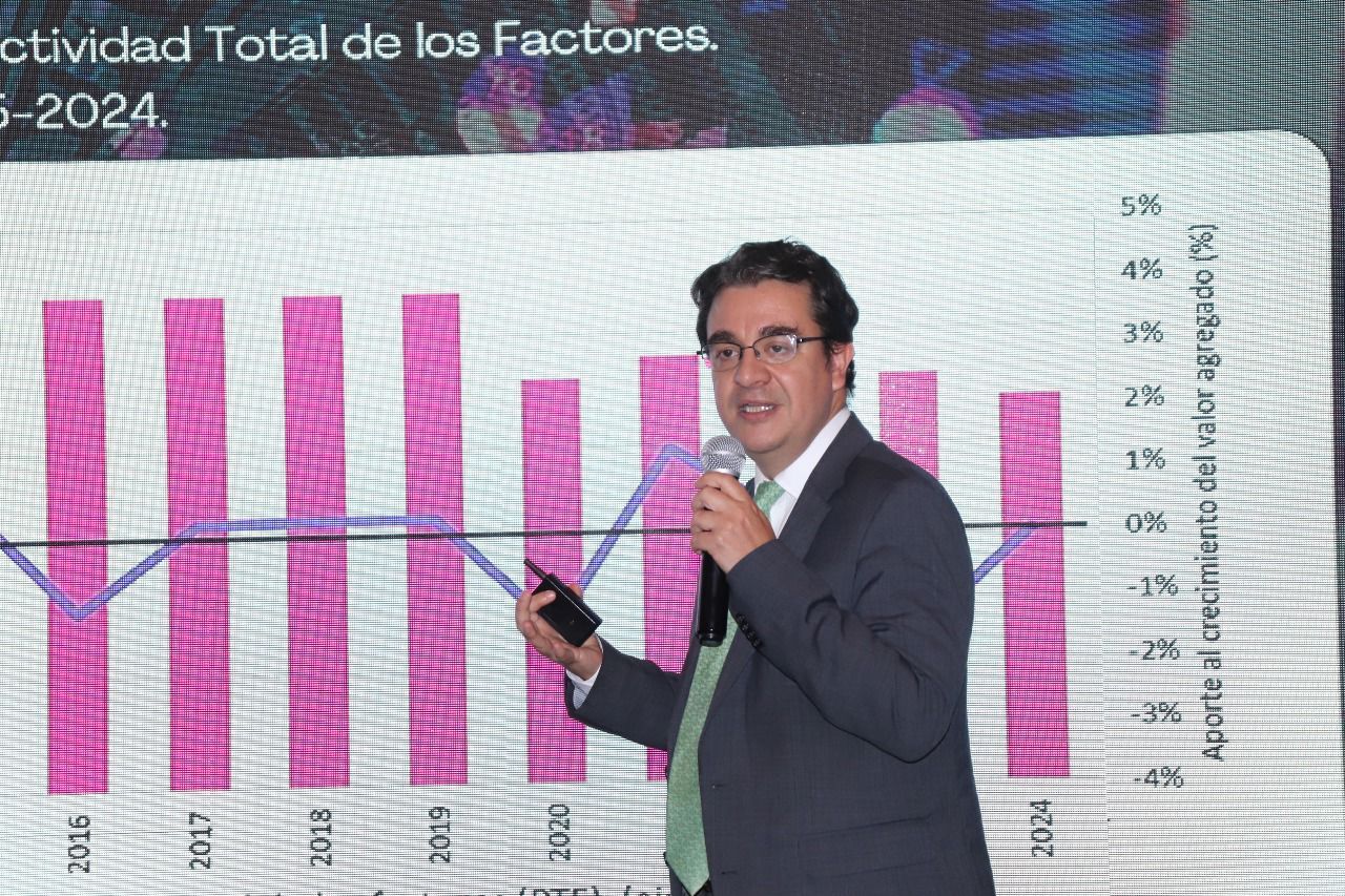 Persona presentando un gráfico de crecimiento económico en una conferencia